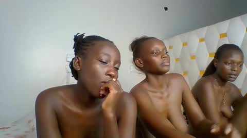 miss_lolah7 online show from May 7, 2026, 11:54 pm