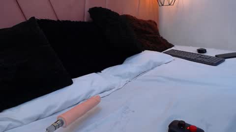 mia online show from November 17, 2025, 11:27 am