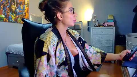 Alesyamuscledoll online show from May 5, 2026, 8:06 pm