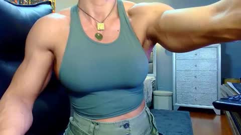 Alesyamuscledoll online show from June 10, 2026, 8:41 pm