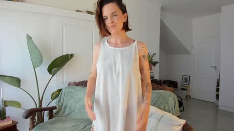 Alexandra Thorn online show from December 1, 2025, 9:25 am