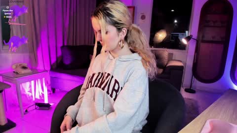 Chloe freelance model Please your thumbs up are important  online show from January 3, 2025, 11:55 pm