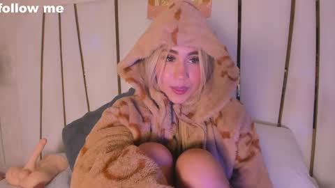 Snapshot of missjuliaa_ chatting on December 19, 2024, 11:50 am A N N Y online show from December 19, 2024, 11:50 am