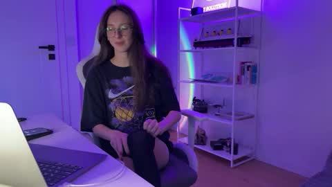 misslalii online show from September 30, 2025, 7:41 pm