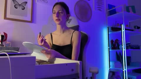 misslalii online show from April 19, 2026, 7:49 pm