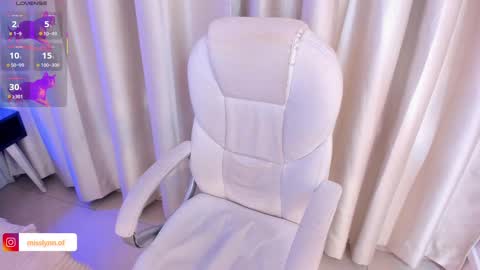 Snapshot of misslynn_ chatting on November 19, 2025, 3:28 am i am lyn online show from November 19, 2025, 3:28 am