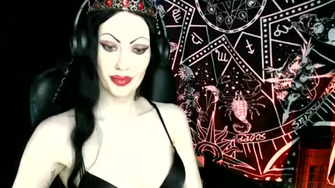 Snapshot of missmoondoll chatting on July 18, 2026, 5:44 am MissMoonDoll online show from July 18, 2026, 5:44 am