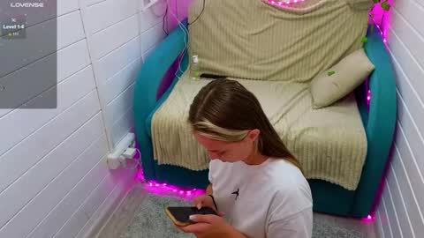 . online show from September 12, 2025, 8:36 am