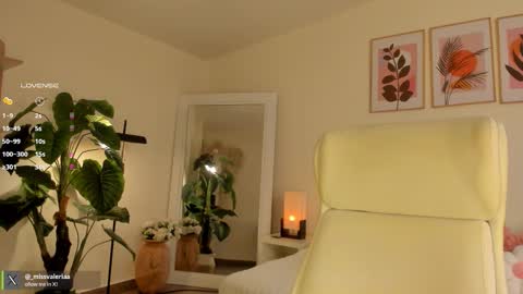 Valeria Davila online show from December 4, 2025, 12:47 pm