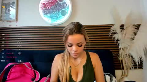 missvalery1 online show from December 4, 2024, 8:18 pm