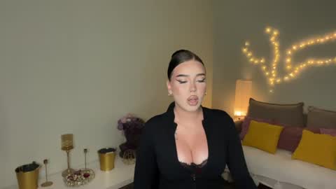 Mia online show from July 4, 2026, 3:29 pm