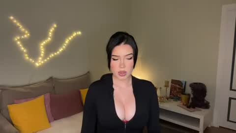 Mia online show from July 16, 2026, 2:01 pm