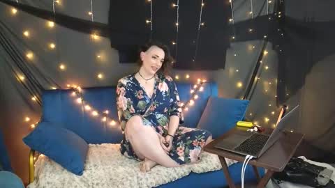 Snapshot of mistressquynnxo chatting on December 17, 2025, 9:21 pm Mistress Quynn online show from December 17, 2025, 9:21 pm