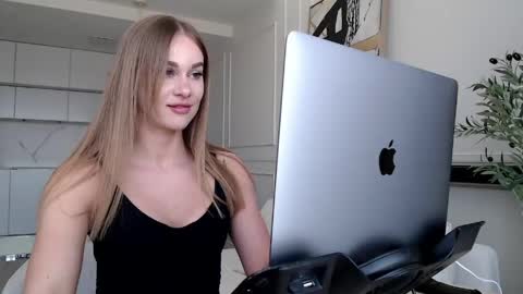 mistressuniverse online show from April 13, 2026, 9:15 am