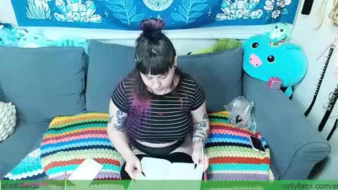 Elizabxth Fields online show from November 10, 2025, 4:44 am