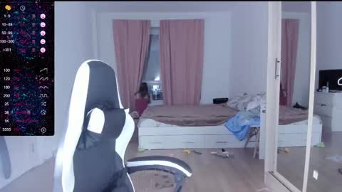 Lili online show from March 12, 2025, 4:46 pm