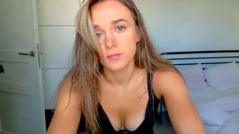 mmminnie online show from September 11, 2025, 2:28 pm