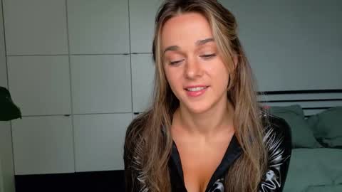 mmminnie online show from September 18, 2025, 1:57 pm