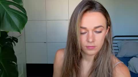 mmminnie online show from October 21, 2025, 10:38 am