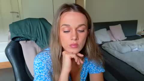 Snapshot of mmminnie chatting on July 8, 2026, 10:09 am mmminnie online show from July 8, 2026, 10:09 am