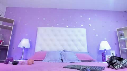 Sophia  online show from December 17, 2025, 7:42 pm