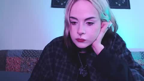 Molly Crow online show from February 6, 2025, 7:24 am