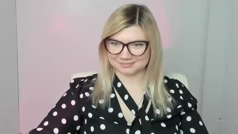 Molly online show from November 3, 2025, 1:12 pm