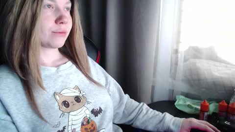 I have new photos come and see with love Molly online show from November 19, 2025, 9:53 am