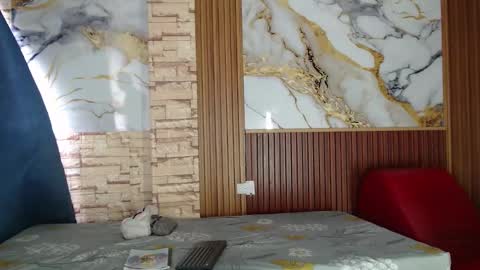 mollyandsam303av online show from April 8, 2026, 7:47 pm