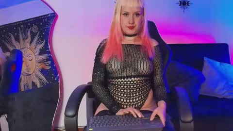 Snapshot of mollycb chatting on June 3, 2026, 4:04 am mollycb online show from June 3, 2026, 4:04 am