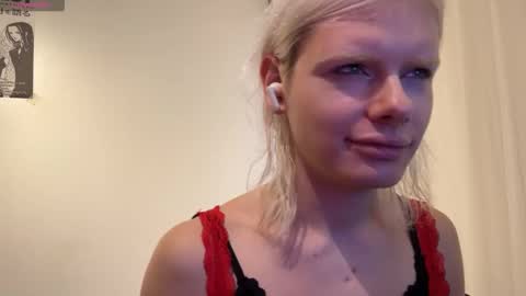 mollychloe online show from November 16, 2025, 1:17 pm