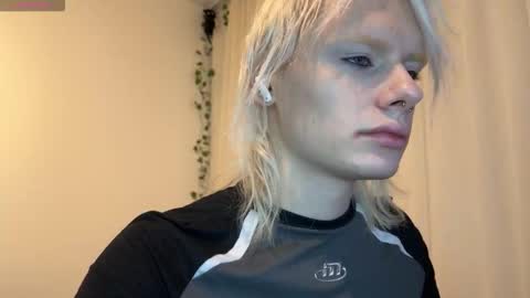 mollychloe online show from November 19, 2025, 9:48 pm