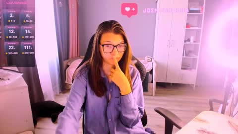  KIRA  online show from September 9, 2025, 3:28 am