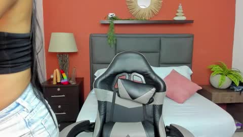 mollylove_ online show from October 23, 2025, 11:53 am