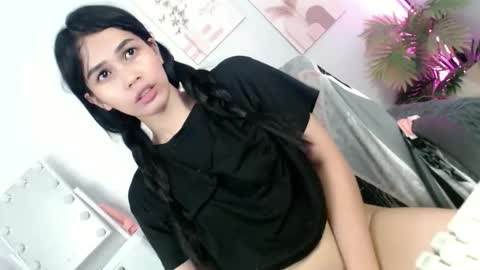 Snapshot of momi_khem019 chatting on May 24, 2026, 7:35 am MOMIKHEM online show from May 24, 2026, 7:35 am