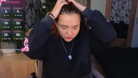 Snapshot of momiji_i chatting on January 6, 2026, 11:47 am Leah online show from January 6, 2026, 11:47 am