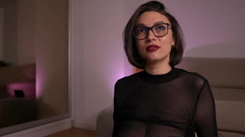 Snapshot of mona_lisss chatting on April 28, 2026, 10:42 am Mona Lisss online show from April 28, 2026, 10:42 am