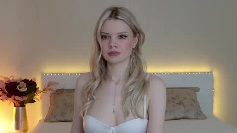 Monaxxx  online show from December 18, 2024, 1:23 pm