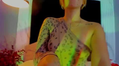 MONIK FOX online show from September 12, 2025, 9:37 pm