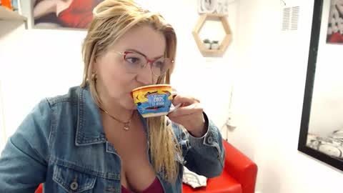 monserrat_diva online show from February 5, 2026, 9:19 pm