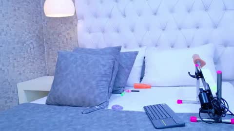 MonserratPeter online show from December 3, 2025, 10:19 pm