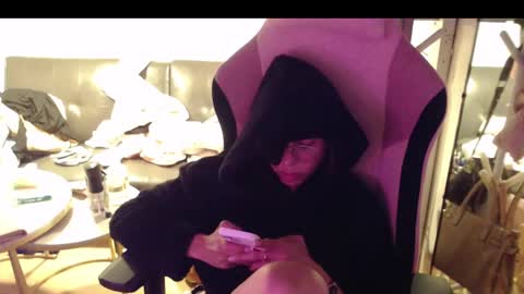 ELYSE A SIMPLE GIRL online show from December 9, 2024, 11:47 am