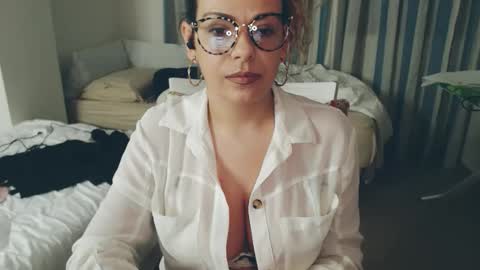 Monse online show from April 15, 2026, 7:58 pm