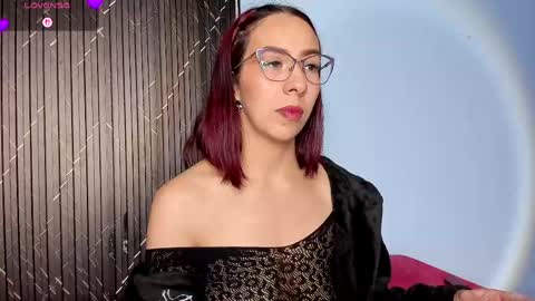 moolly_evanz online show from April 20, 2026, 2:53 pm