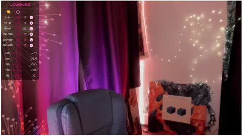 Snapshot of moon__girl chatting on December 9, 2024, 6:57 pm Roxy online show from December 9, 2024, 6:57 pm