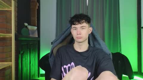 Snapshot of moon_gloww chatting on February 22, 2026, 5:08 am moon_gloww online show from February 22, 2026, 5:08 am