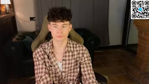 Snapshot of moon_gloww chatting on March 5, 2026, 12:23 pm moon_gloww online show from March 5, 2026, 12:23 pm