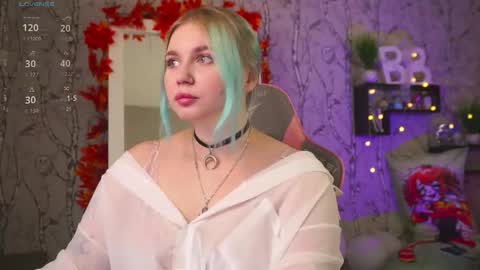 Snapshot of moon_valkyriie chatting on September 23, 2025, 8:17 am Emilia online show from September 23, 2025, 8:17 am