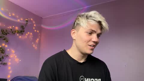 moonflamek online show from December 21, 2025, 2:02 pm