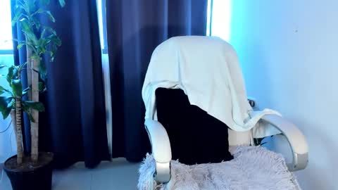 moonie_baddie31 online show from October 15, 2025, 9:26 pm